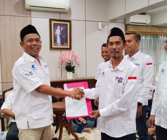 
					Presiden PPMI, Daeng Wahidin, Melantik H, Entis Sutisna di Cempaka Putih Jakarta Pusat