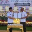 Penandatanganan Kerja sama Bupati Pasaman Welly Suhery dengan Direktur PT Alqurrny Bagas Pratama Halili Priyadi