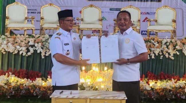 Penandatanganan Kerja sama Bupati Pasaman Welly Suhery dengan Direktur PT Alqurrny Bagas Pratama Halili Priyadi