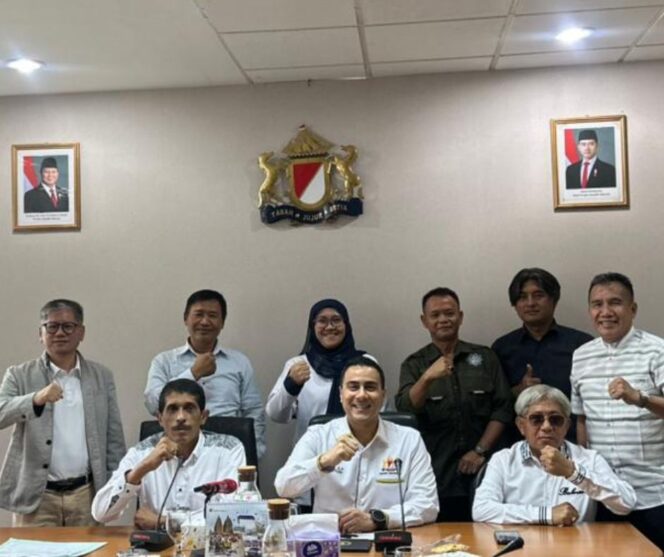 
					Foto bersama Waketum Kadin Nofel Saleh Hilabi bersama aktivis dan pengusaha