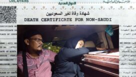 Omo dan Nisa Mutiara memeluk peti jenazah Siti Nursolihat