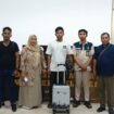 Ibu Kades Imas Msaitoh kedua dari kiri, bersama Angga di Bandara Soetta