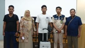 Ibu Kades Imas Msaitoh kedua dari kiri, bersama Angga di Bandara Soetta