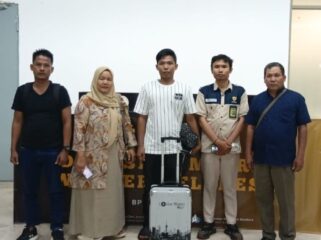 Ibu Kades Imas Msaitoh kedua dari kiri, bersama Angga di Bandara Soetta