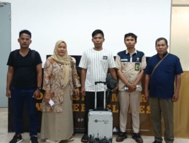 Ibu Kades Imas Msaitoh kedua dari kiri, bersama Angga di Bandara Soetta