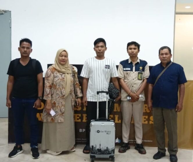 
					Ibu Kades Imas Msaitoh kedua dari kiri, bersama Angga di Bandara Soetta