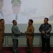 Bupati Tegal menyerahkan plakat kepada Nursalim Ketua SPKP PP