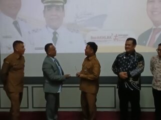 Bupati Tegal menyerahkan plakat kepada Nursalim Ketua SPKP PP