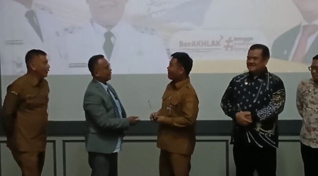 Bupati Tegal menyerahkan plakat kepada Nursalim Ketua SPKP PP