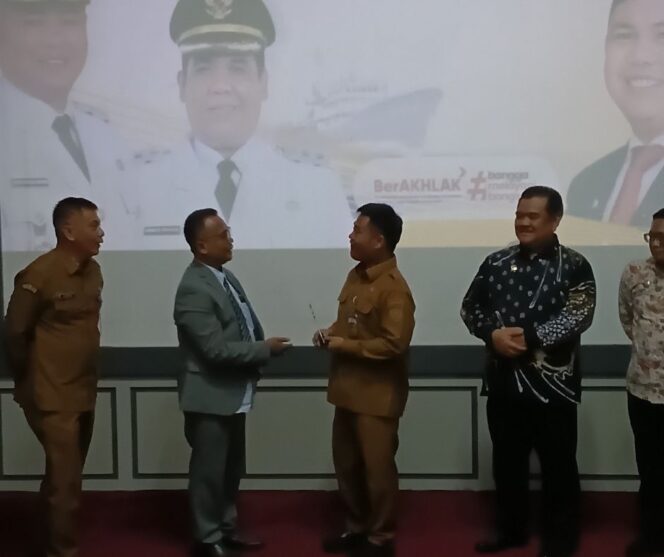
					Bupati Tegal menyerahkan plakat kepada Nursalim Ketua SPKP PP