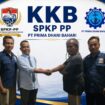 Ketua SPKP, Nursalim, dan Dirut Prima Dhani Bahari, Slamet Warsito, berfoto bersama usai penanda tanganan  KKB