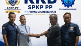 Ketua SPKP, Nursalim, dan Dirut Prima Dhani Bahari, Slamet Warsito, berfoto bersama usai penanda tanganan  KKB
