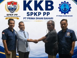 Ketua SPKP, Nursalim, dan Dirut Prima Dhani Bahari, Slamet Warsito, berfoto bersama usai penanda tanganan  KKB