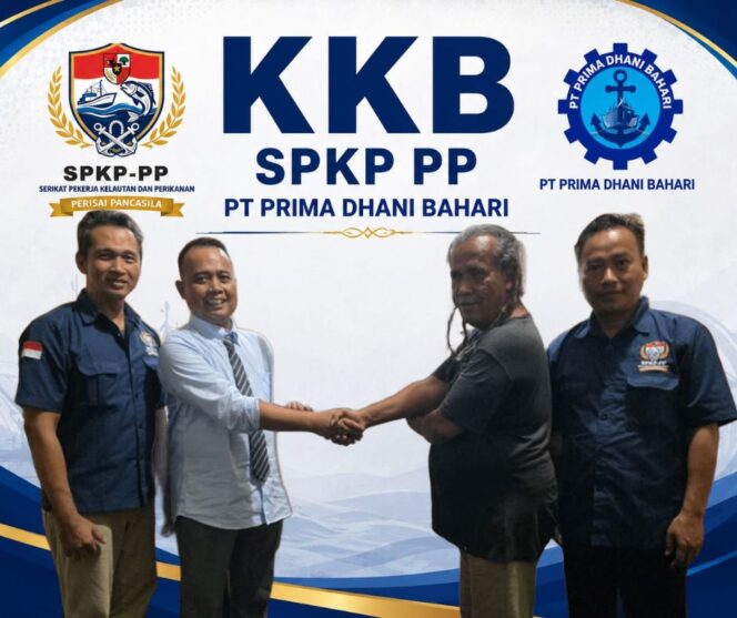 
					Ketua SPKP, Nursalim, dan Dirut Prima Dhani Bahari, Slamet Warsito, berfoto bersama usai penanda tanganan  KKB
