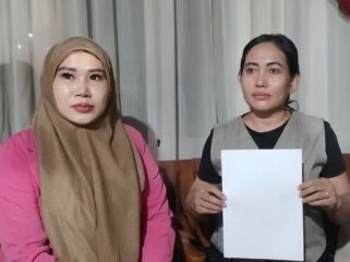 Tukinah menunjukkan surat Laporan Polisi terkait Penipuan dan Penggelapan oleh terlapor Muhamad Sinin