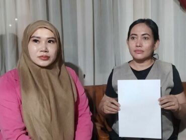 Tukinah menunjukkan surat Laporan Polisi terkait Penipuan dan Penggelapan oleh terlapor Muhamad Sinin