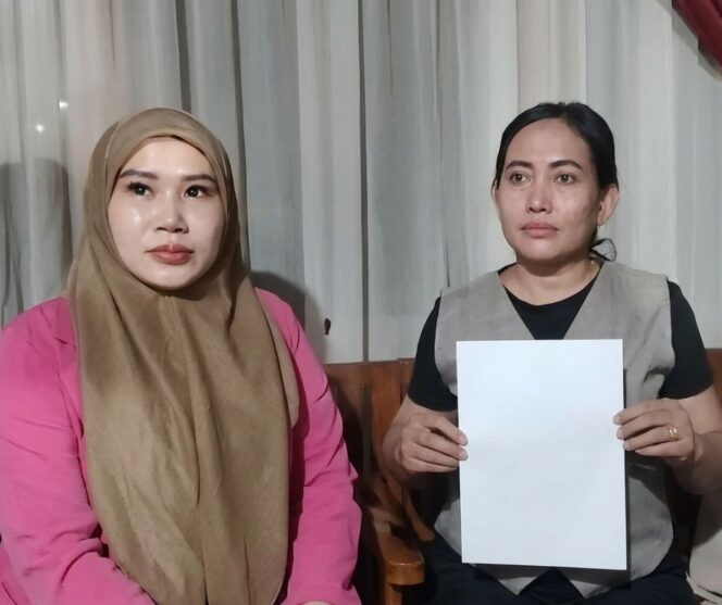 
					Tukinah menunjukkan surat Laporan Polisi terkait Penipuan dan Penggelapan oleh terlapor Muhamad Sinin