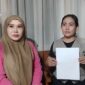 Tukinah menunjukkan surat Laporan Polisi terkait Penipuan dan Penggelapan oleh terlapor Muhamad Sinin