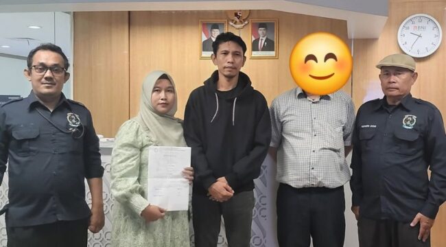– Ketua Umum Serikat Pekerja Jangkar Karat Indonesia (SPJKI), Ari Purboyo beserta keluarga Nurlani