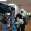 Aprilia berpelukan dengan ibunya di Terminal 2 Bandara Soetta