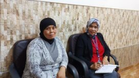 Susi Bt Uci bersama petugas KBRI Amman Yordania