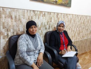 Susi Bt Uci bersama petugas KBRI Amman Yordania