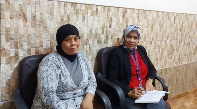 Susi Bt Uci bersama petugas KBRI Amman Yordania