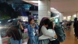 Aprilia berpelukan dengan ibunya di Terminal 2 Bandara Soetta