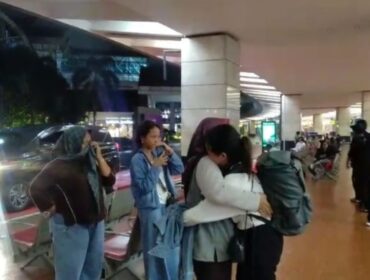 Aprilia berpelukan dengan ibunya di Terminal 2 Bandara Soetta