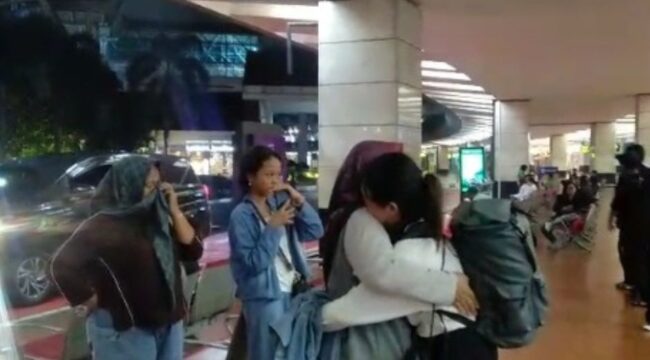 Aprilia berpelukan dengan ibunya di Terminal 2 Bandara Soetta