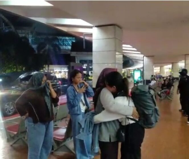 
					Aprilia berpelukan dengan ibunya di Terminal 2 Bandara Soetta
