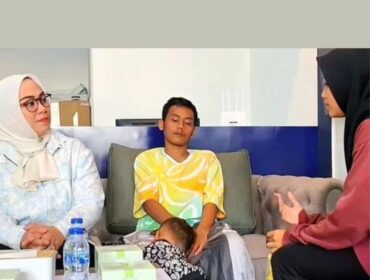 Cellica Nurachadiana menerima kedatangan Jajat Sudrajat beserta istrinya di Kawasan Grand Taruma
