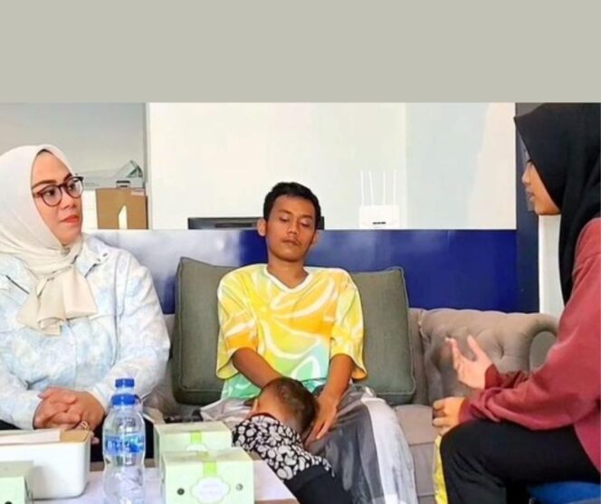 
					Cellica Nurachadiana menerima kedatangan Jajat Sudrajat beserta istrinya di Kawasan Grand Taruma