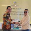 Agus menyerahkan dokumen kepada Petugas Direktorat Pelindungan WNI Kementerian Luar Negeri