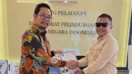 Agus menyerahkan dokumen kepada Petugas Direktorat Pelindungan WNI Kementerian Luar Negeri