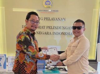 Agus menyerahkan dokumen kepada Petugas Direktorat Pelindungan WNI Kementerian Luar Negeri