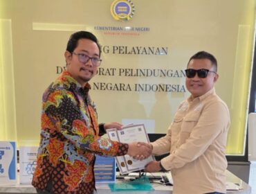 Agus menyerahkan dokumen kepada Petugas Direktorat Pelindungan WNI Kementerian Luar Negeri