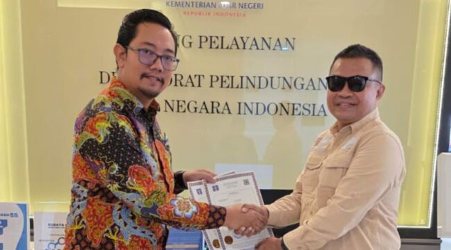 Agus menyerahkan dokumen kepada Petugas Direktorat Pelindungan WNI Kementerian Luar Negeri