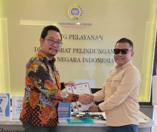 
					Agus menyerahkan dokumen kepada Petugas Direktorat Pelindungan WNI Kementerian Luar Negeri