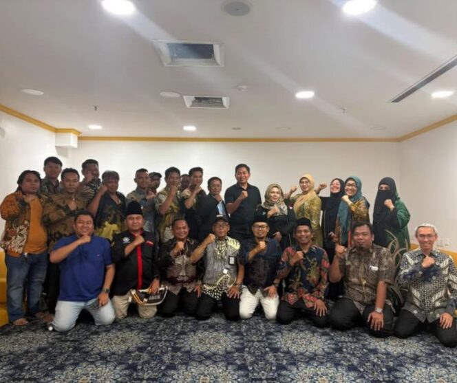 
					Aktivis Pekerja Migran Indonesia bersama KSP KJRI Jeddah Ahmad Masbukhin