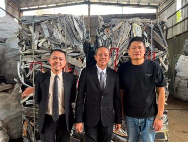 Kepala KDEI Taipei Arif Sulistiyo bersama pimpinan perusahaan Tim Yang
