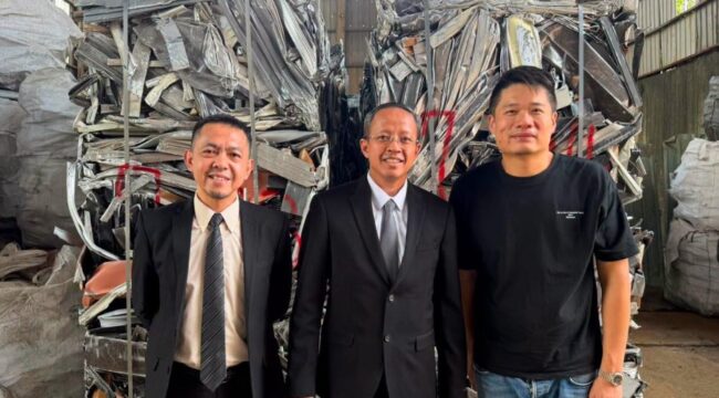 Kepala KDEI Taipei Arif Sulistiyo bersama pimpinan perusahaan Tim Yang