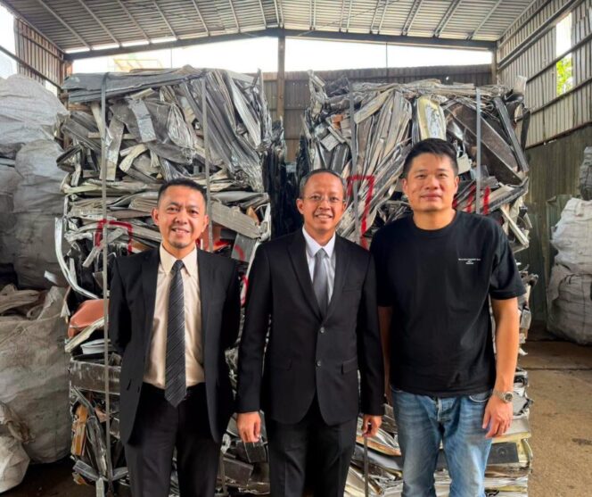 
					Kepala KDEI Taipei Arif Sulistiyo bersama pimpinan perusahaan Tim Yang