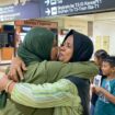 Hayanah dan keluarganya berpelukan di pinti kedatangan Bandara Soetta
