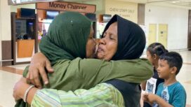 Hayanah dan keluarganya berpelukan di pinti kedatangan Bandara Soetta