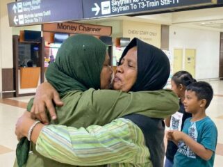 Hayanah dan keluarganya berpelukan di pinti kedatangan Bandara Soetta