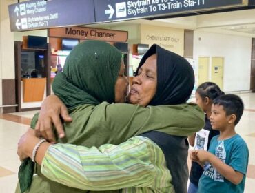 Hayanah dan keluarganya berpelukan di pinti kedatangan Bandara Soetta