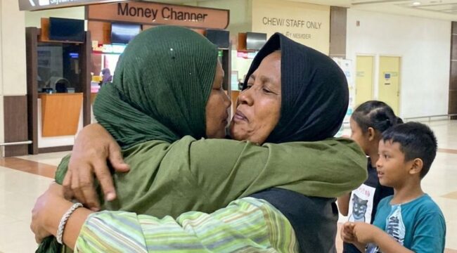 Hayanah dan keluarganya berpelukan di pinti kedatangan Bandara Soetta
