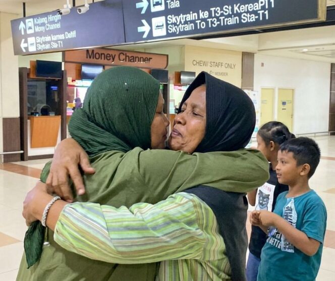 
					Hayanah dan keluarganya berpelukan di pinti kedatangan Bandara Soetta
