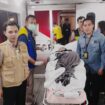 Yuswati Darjat Acu didampingi petugas Kementerian Pelindungan Pekerja Migran Indonesia 